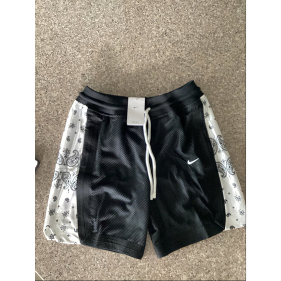 Nike Men’s 8” Premium Basketball Shorts Size: Large Color: Black/White - Picture 1 of 10